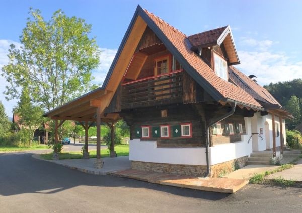 Altes-Bauernhaus mit Großplatten