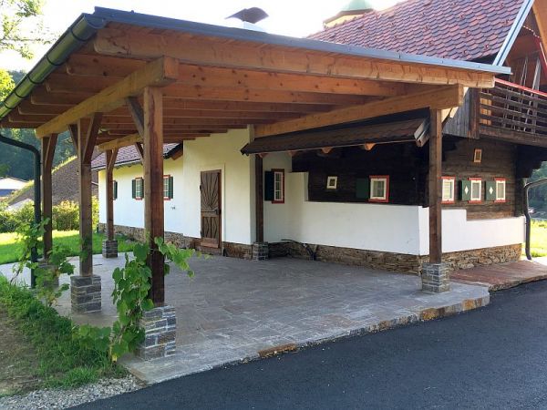 Altes-Bauernhaus mit Polygonalplatten