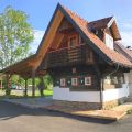 Altes-Bauernhaus mit Großplatten